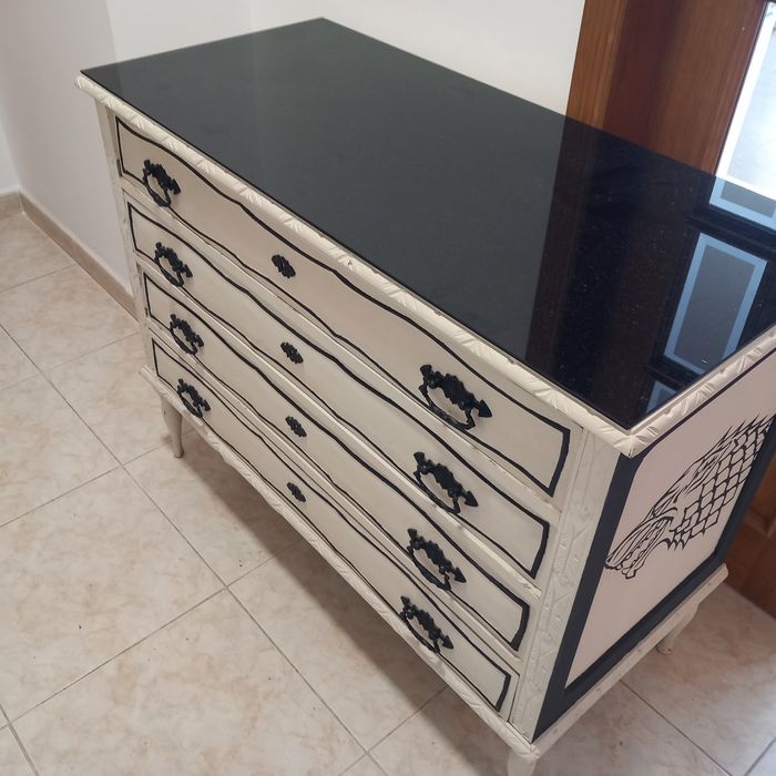 Cómoda com tampo de vidro