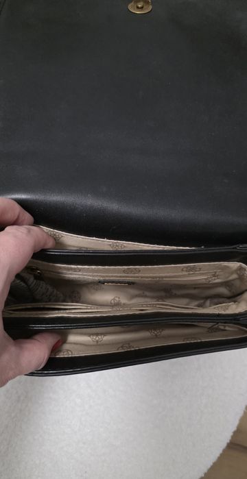 Guess Abey HWVB855821 – klasyczna czarna torebka z  chain strapem