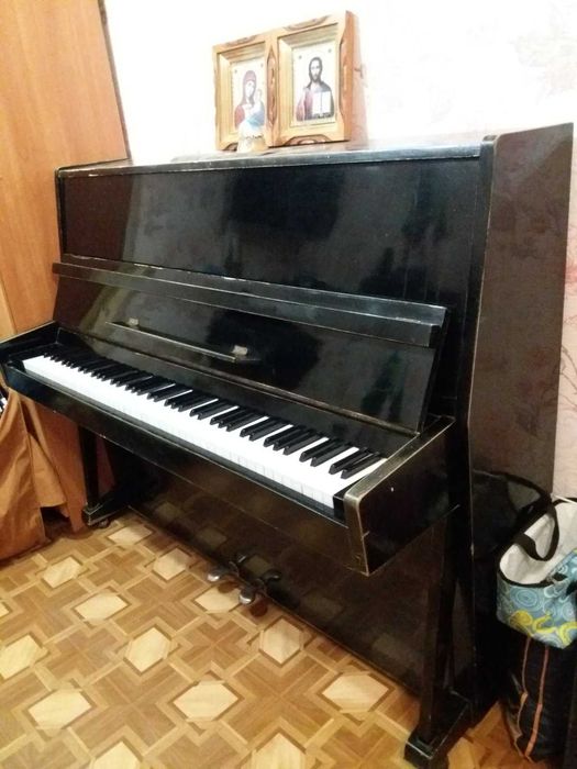 Фортепіано чорного кольору