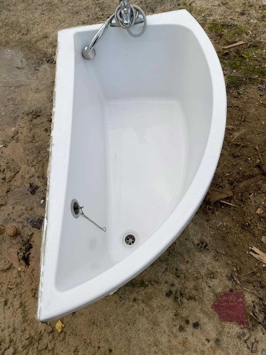 Wanna narożna z baterią