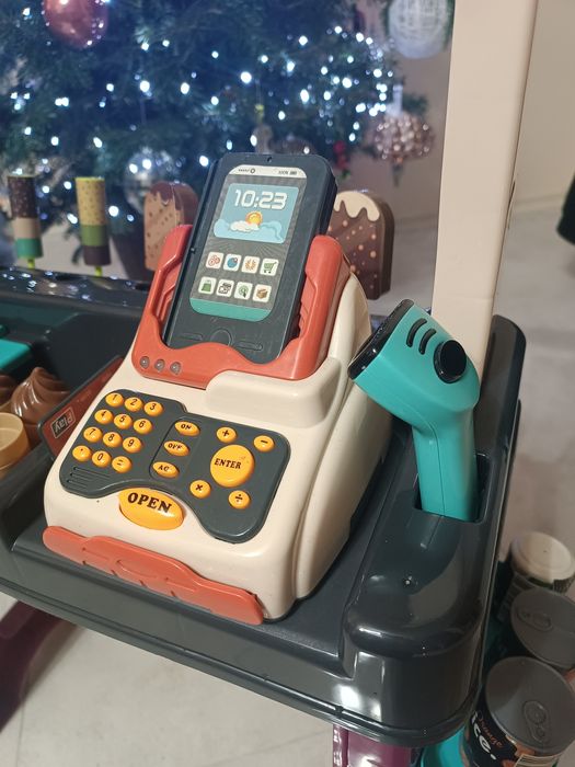 Plastikowy sklep do zabawy z kasą i czytnikiem cen