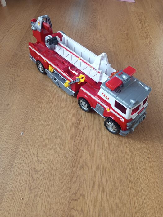 Camião bombeiros patrulha pata