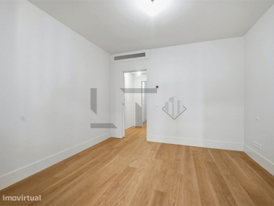 Apartamento T2 com Garagem para Venda junto à Av. da Liberdade, Lisboa