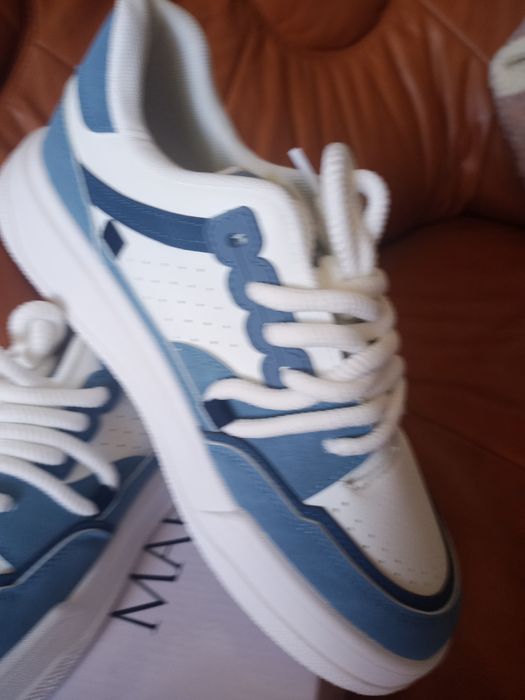 Sneakersy biało- niebieskie sprzedam