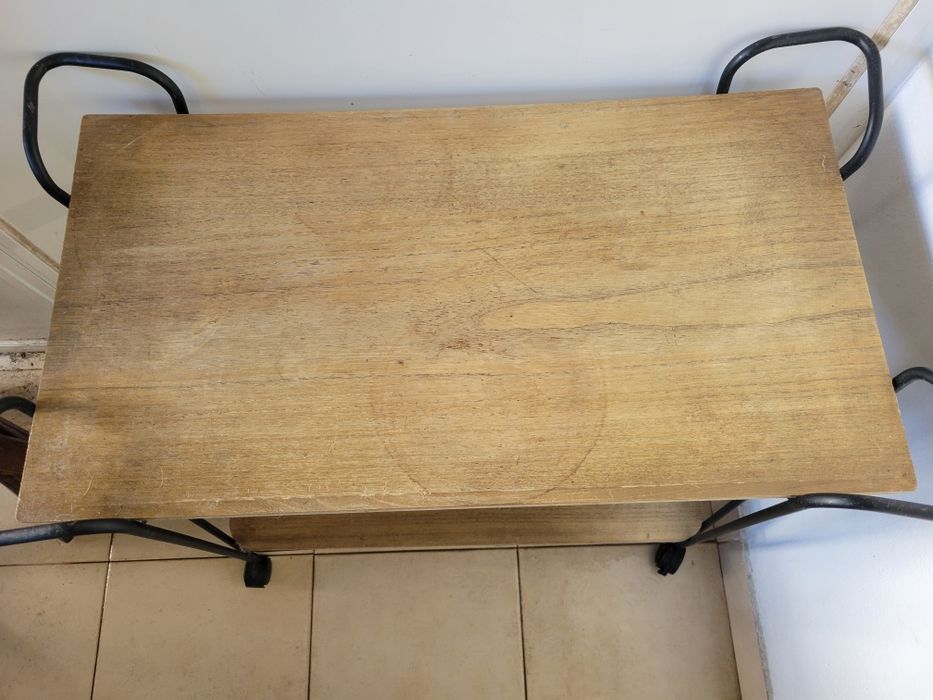 Móvel de apoio com rodas