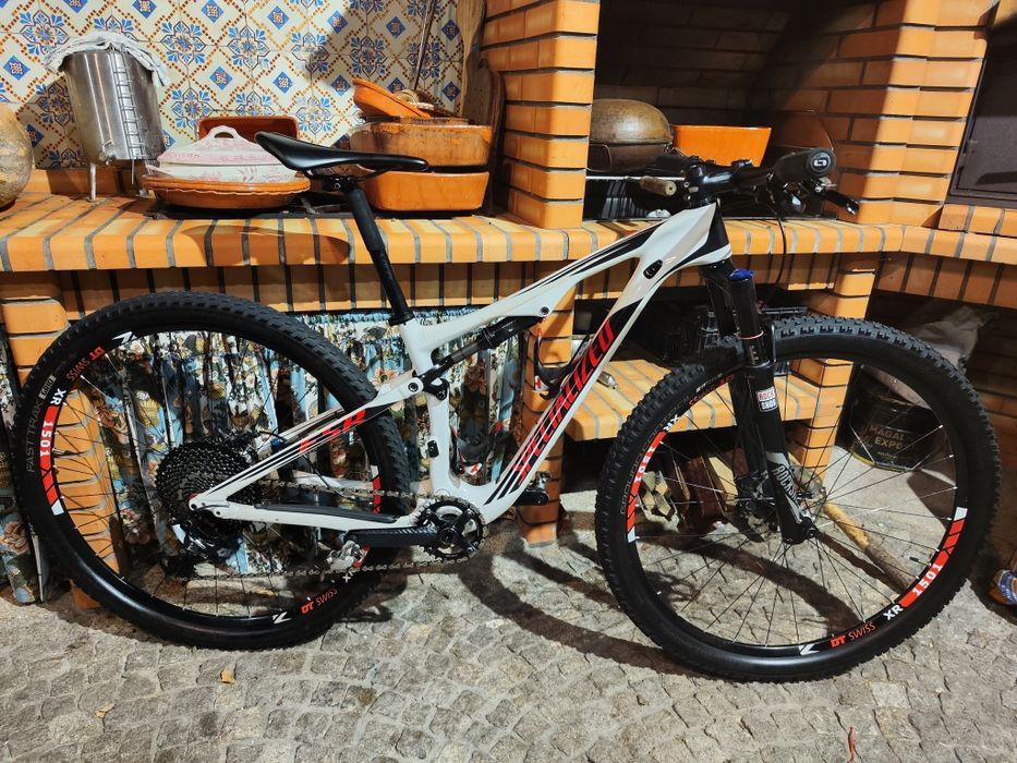 Specialized Epic Comp Carbono
Amortecedor Fox Brain 
Suspensão Rocksho