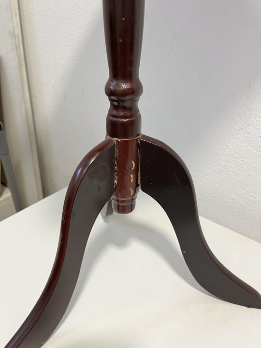 Mesa de apoio vintage, com alguns sinais de uso 70 cms altura e tampo 40x40