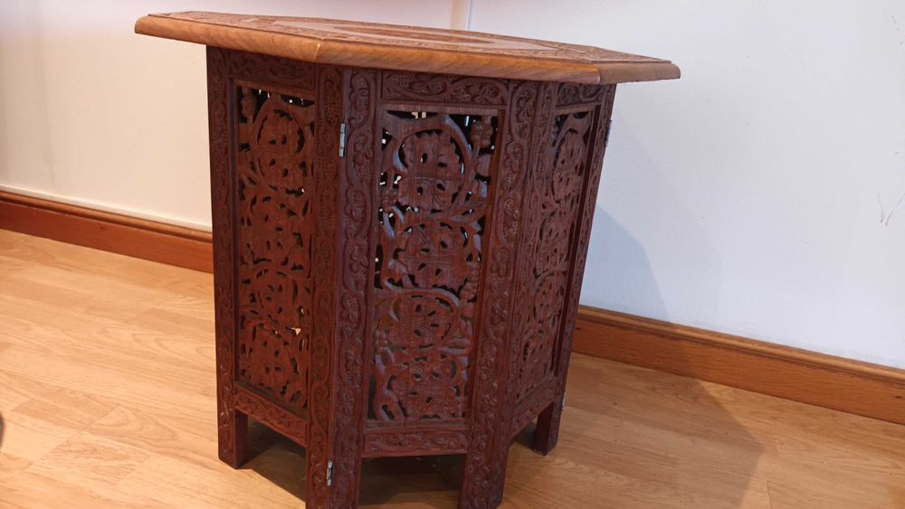 Mesa de centro/apoio/decoração, em madeira maciça toda trabalhada.