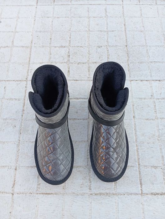 Botas em pêlo cinzentas e pretas