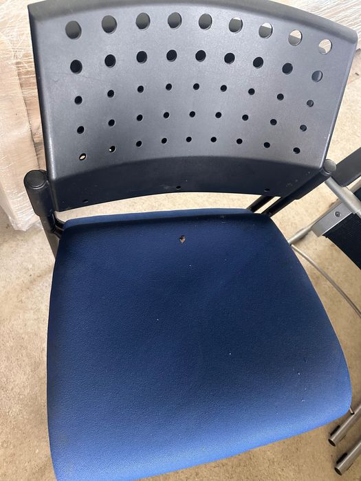 Cadeiras azuis e pretas para escritório.