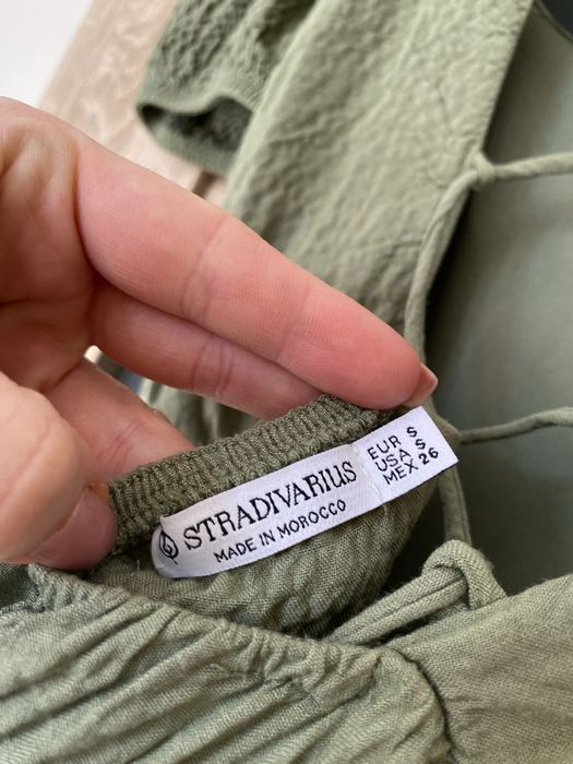 Oliwkowa sukienka midi  z odkrytymi plecami