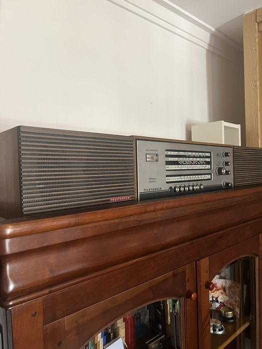 Radio Telefunken com colunas