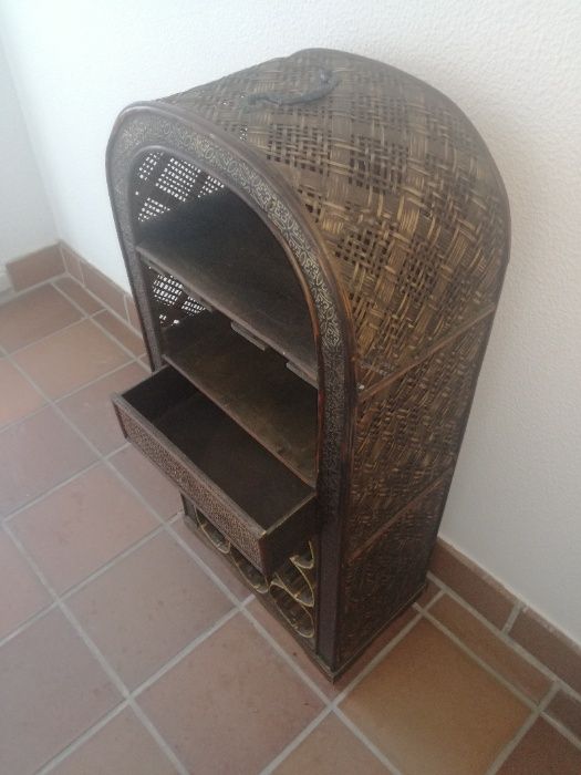 Mini Bar Garrafeira arte vintage em casquinha, palhinha e folha bronze