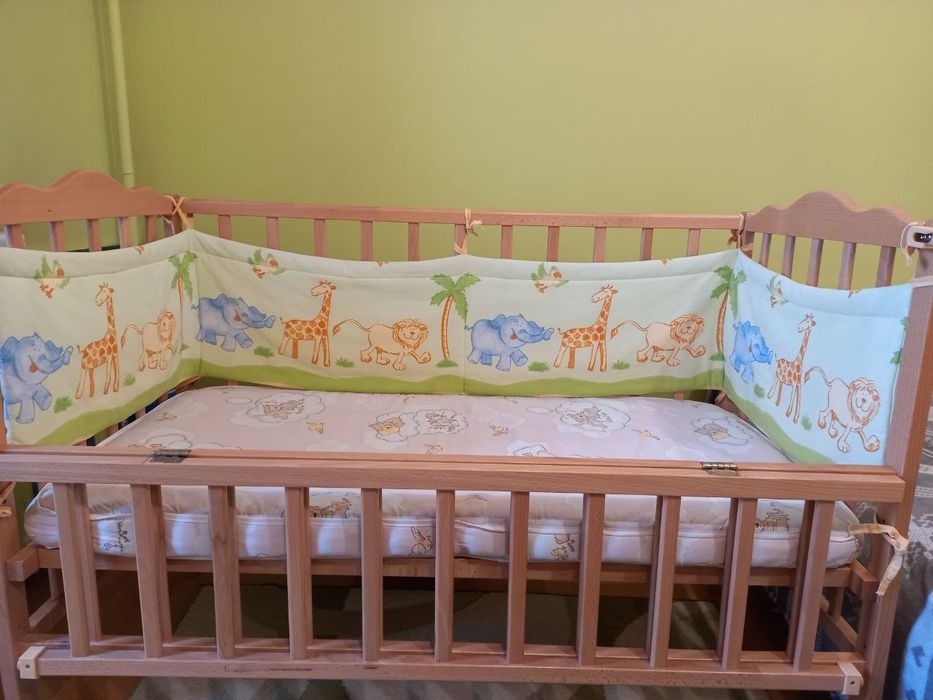 Дитяче ліжечко з натурального дерева