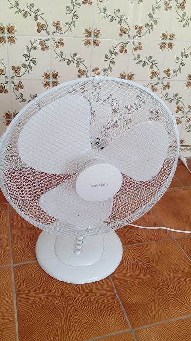 Vendo dois ventiladores ( ventoinha) 40cm abajur e  espremedor de laranjas.