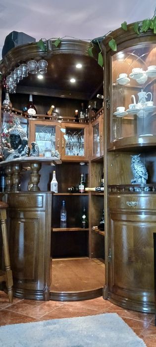 Móvel de bar com espaço para tv