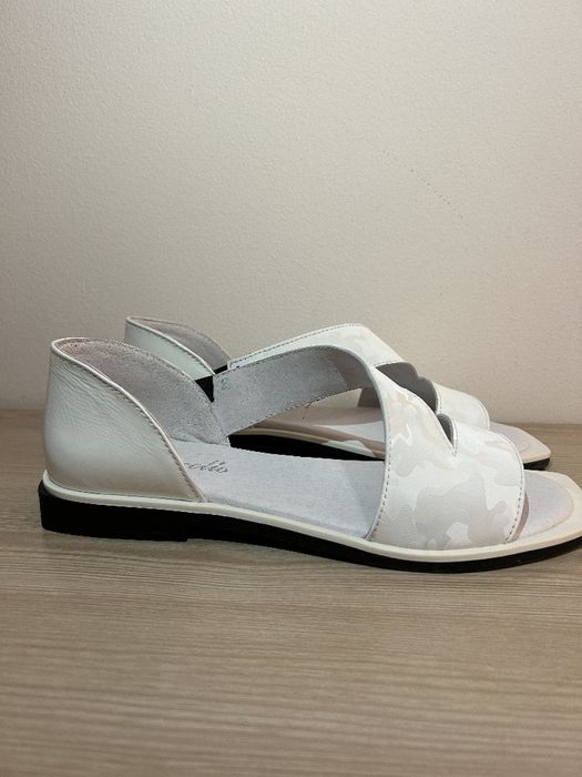 Білі босоніжки..