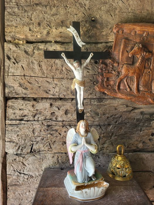 Stary porcelanowy Anioł krzyż kropielnica