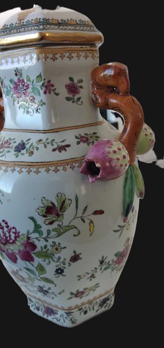 Pote com asas e tampa, em cerâmica da china, muito antigo