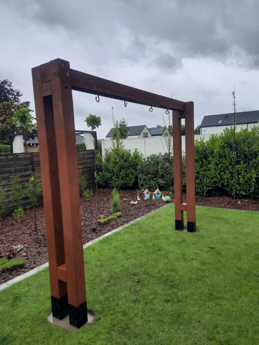 Nowoczesna huśtawka ogrodowa drewniana, stelaż