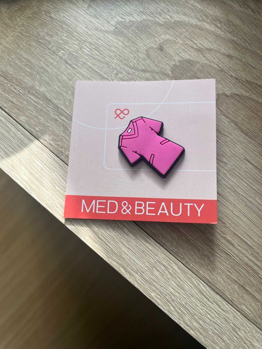 Pin przypinka do crocsów kosmetyczny Med&Beauty, nowy