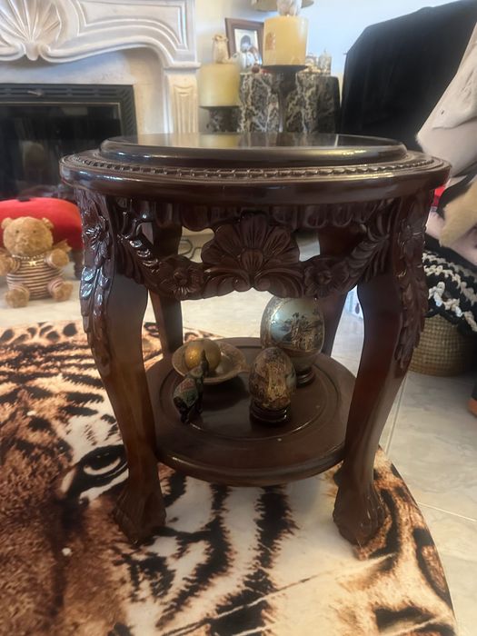 Mesa trabalhada em pau santo