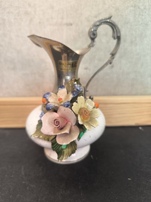 Elegante Jarra de Vidro Soprado com Flores Relevo