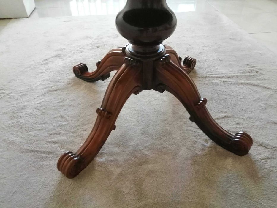 Mesa em Cerejeira extensível para 8/10 pessoas com pé de galo