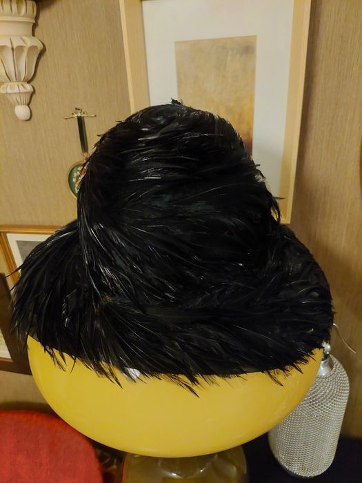 Chapéu de senhora de penas e chapéu de côco