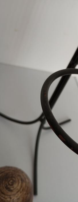 Tripé com vasos decorativos