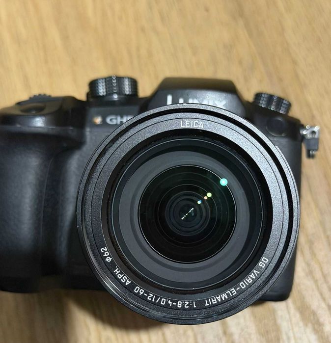 Panasonic Lumix GH5 + Leica 12–60 f/2.8–4 + 25 mm f/1.7  Zestaw
