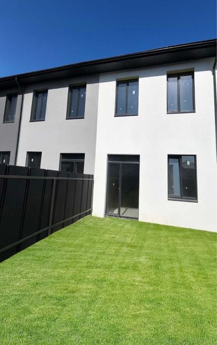 Таунхаус з гаражем Готовий до ремонту.Підведені всі комунікації