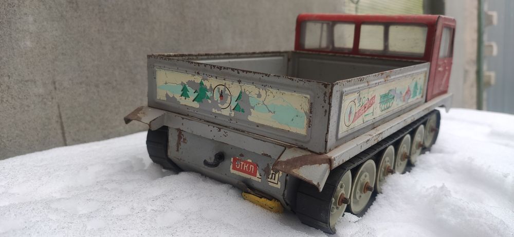 Советская электромеханическая игрушка тягач-вездеход "Геолог"