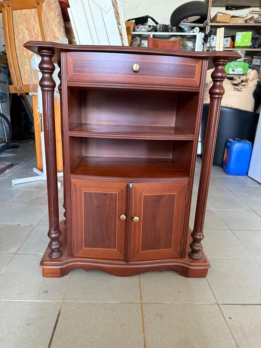 Móvel de madeira estilo antigo