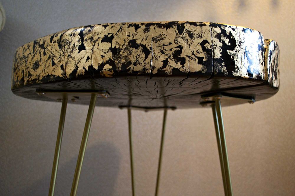 Кофейный стол из слэба клена черного цвета.