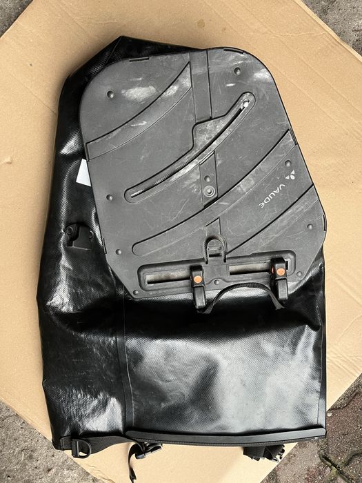 Sakwa na bagaznik Vaude Aqua World Tramp II czarna 24 l
