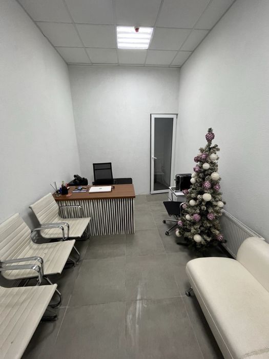 Комерція з орендарем  фасад  Київ Новобудова  Власник