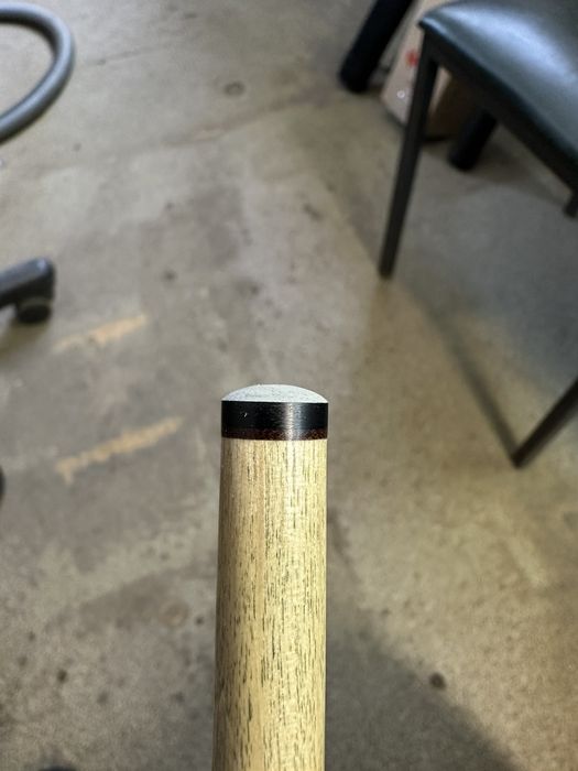 Приклейка, встановлення наклейки на більярдний кий