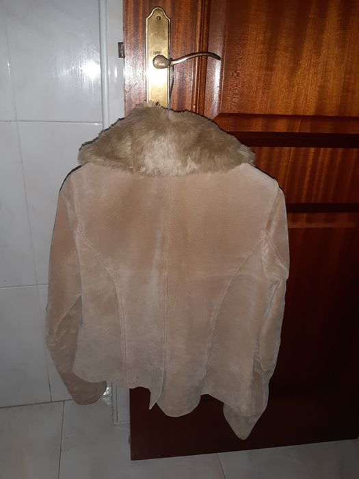 Casaco de couro camel com gola de pelo