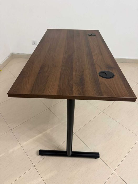 Secretária Moderna de Escritório – Madeira com Gestão de Cabos