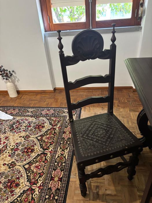 Mesa e cadeiras de madeira genuína em ótimo estado (Preço da Mesa)