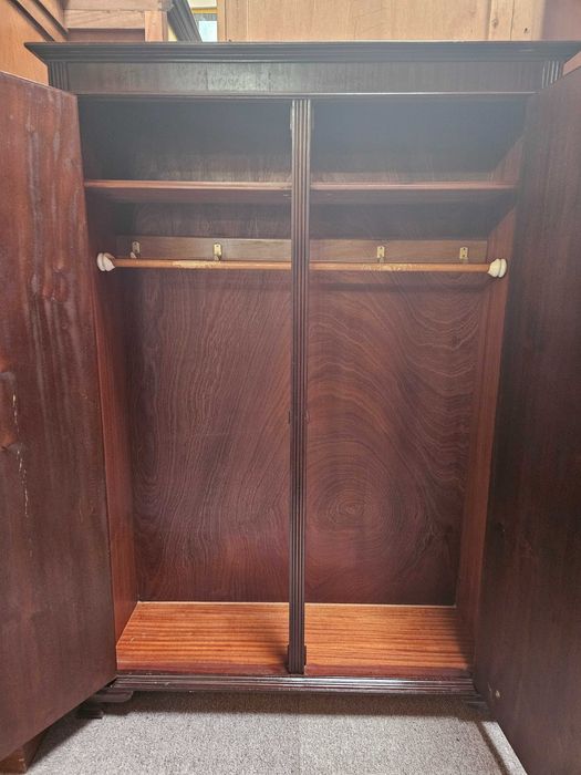 Armário de duas portas em madeira - Bom estado geral