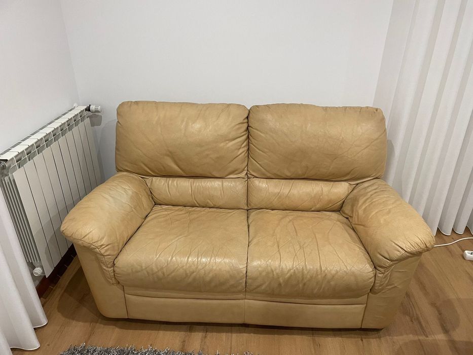 Sofás com almofadas e mesa de centro