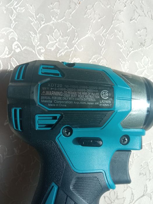 Makita XDT20(DTD173)та Makita BL1830B.