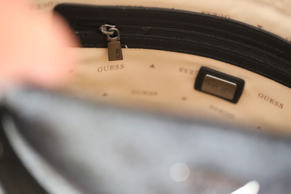 GUESS Shopperka model Noelle