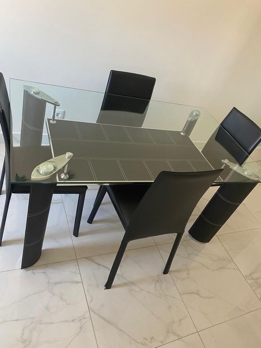 Mesa de cozinha e mobília de sala