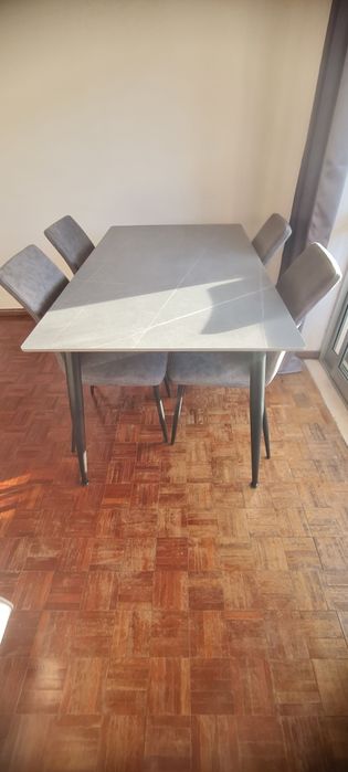 Mesa + 4 cadeiras