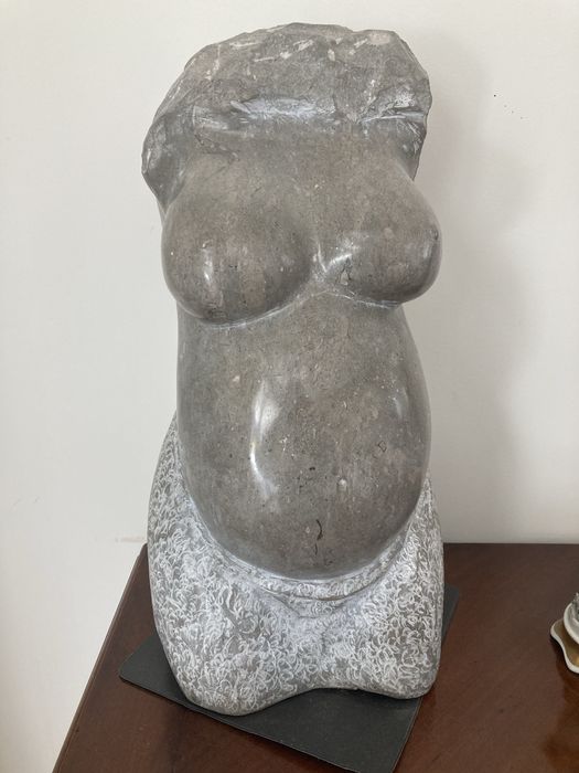 Escultura de Pedra tema : Maternidade, assinada  M. Goretti