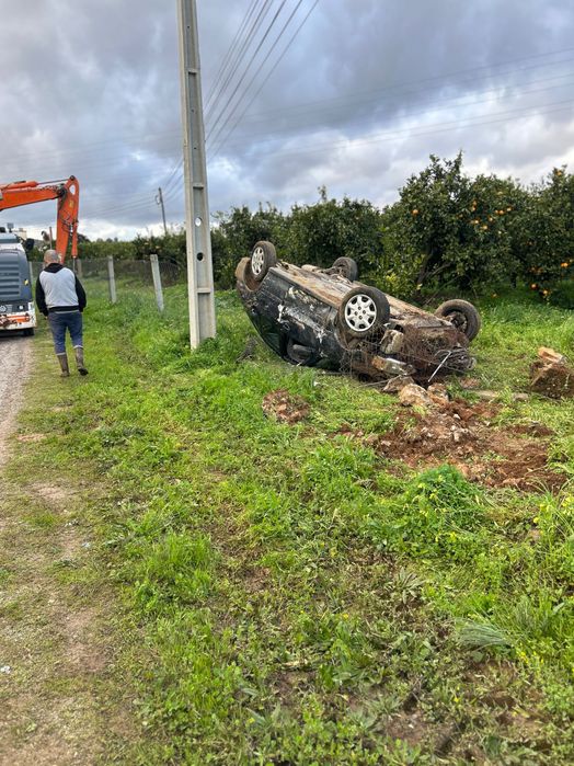 Carro em peças a venda