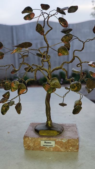 Дерево с камнями, яшма зелёная